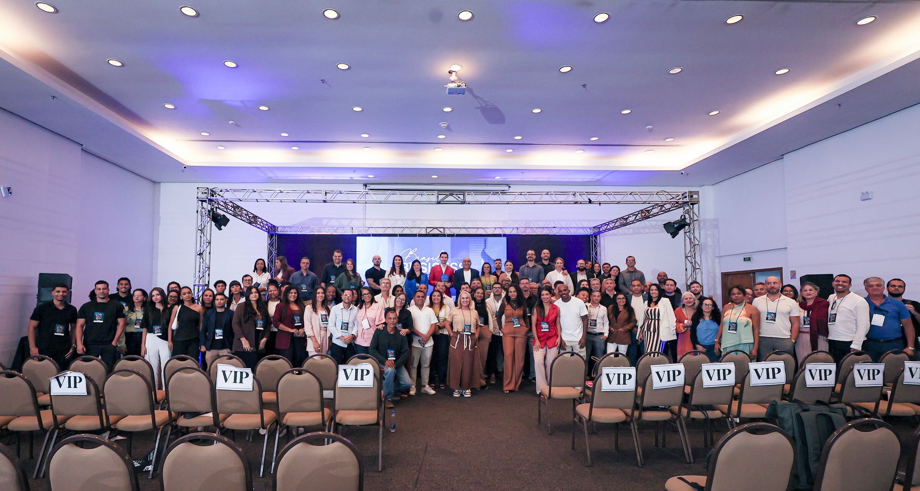 Foto oficial com todos os participantes diante do palco