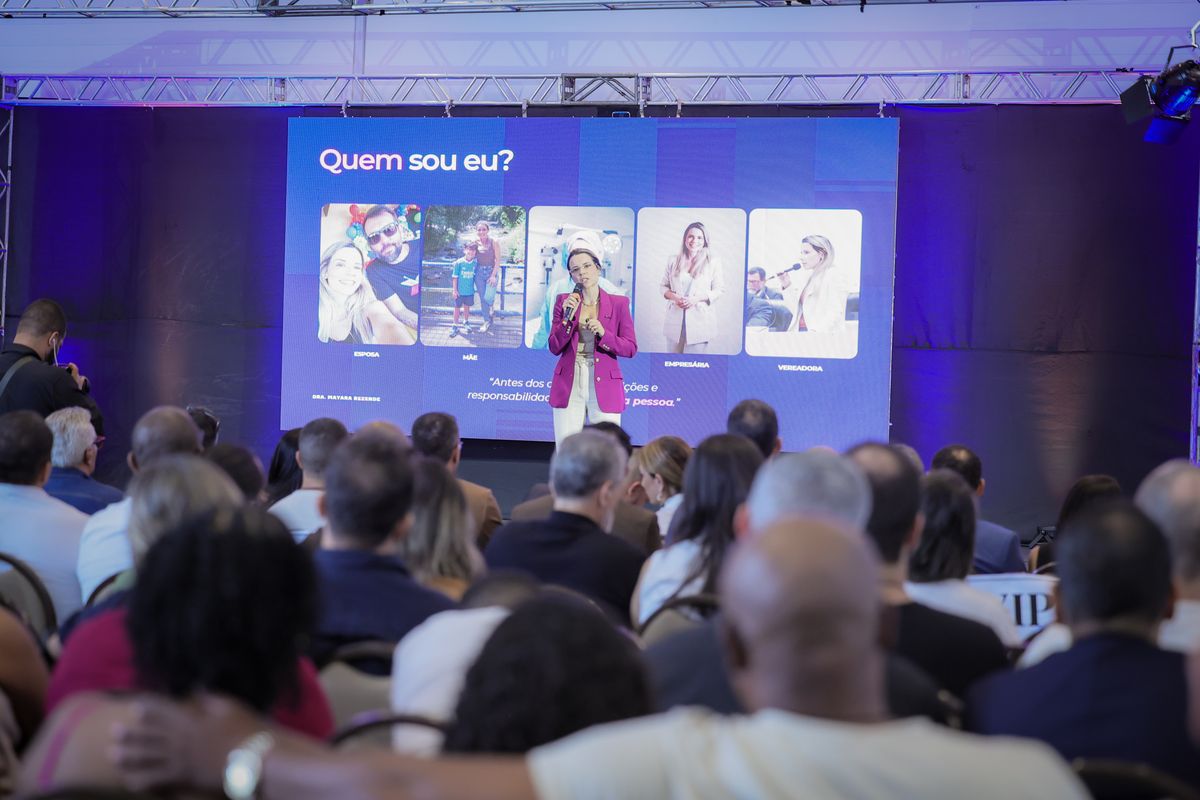 Dra. Mayara Rezende no palco, vista do meio da plateia
