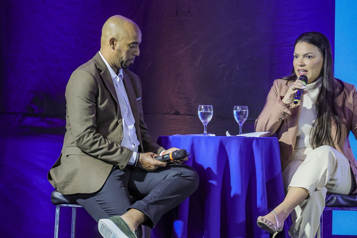 Priscila Moratori em conversa no palco